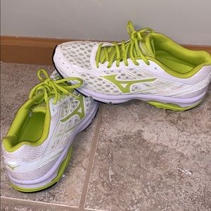 MIZUNO running shoes! Limited wear.